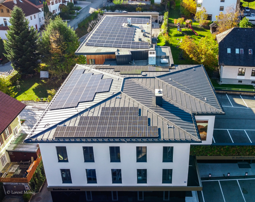 Das Bankgebäude mit Photovoltaikanlage – Sinnbild für gelebte Nachhaltigkeit und verantwortungsvolles Investment am Attersee"